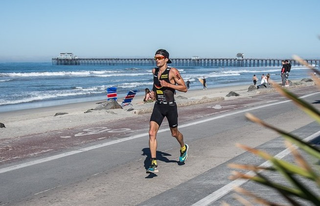 Frederic Belaubre runs down oceanside with the pier as his backdrop.